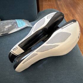 Bi-050 Bisaddle Bonneville Adjustable Cutaway Saddle Black/white Wedge Kit