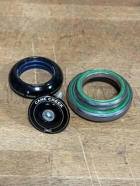 40.is41-42 Cane Creek - Integrated Headset 1 1/8 Inch Tapered Black