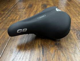 49488 Cloud-9 C9 Comfort Men S Saddle 11 Inch X 7.75 Ergonomic Memory Foam Black