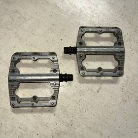 26-bkt-bk Deity Black Kat Platform Flat Down Mountain Bike Bmx Enduro Pedals 9/16 Inch Silver