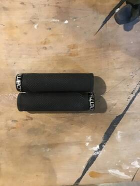 Deity 26-lkjaw-pu Megattack Grips-large Diameter 36 Mm . Used But Still In Good Condition