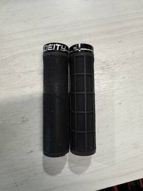 Deity Components 817180024425 Lockjaw Grips Black