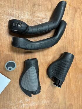 42410175 Ergon Gp5 Gripshift Lock-on Grips With Ergo Hand Platform Black Gray Lg