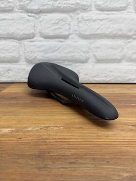 Fizik 021890455703 Arione R1 Open Saddle With Carbon Braided Rails Large