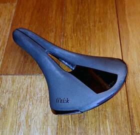 70c2sa03a02 Fizik Fiftzi K Aliante R1 Open Regular 152mm Black Saddle Braided Carbon Rail