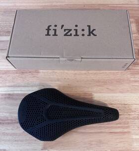 70f1d00a0p002 Fizik Vento Argo R1 Adaptive Saddle - Black 140mm