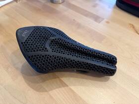 70g5d00a0p002 Fizik Transiro Aeris Long Distance R1 Adaptive Saddle - Carbon Black