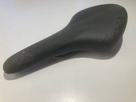 76b0swsa09e12 Fizik Arione R1 Saddle - Carbon Black Large Saddles