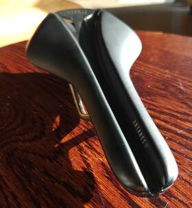 F1423120 Fizik Antares R3 Versus Evo Regular Saddle Kium Rail 139x274mm