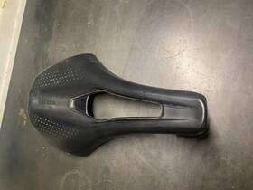 F1931150 Fizik Saddle Tempo Argo R1 150 - 150mm Carbon Black