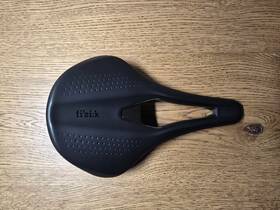 F1931160 Fizik Tempo Argo R1 Saddle 160mm Black Carbon Rail - Endurance Road