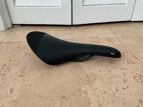 S388-091 Fizik Aliante 00 Carbon Saddle Mobius Rail Black Road Bike 140mm
