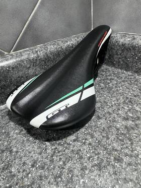 562-2 Gt Bicycle Seat Saddle Black White Green Biomorphic Design Mountain Bike Bmx Sea