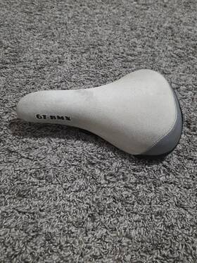 Gp7300u41os Gt Bmx Padded Railed Bicycle Seat/saddle White