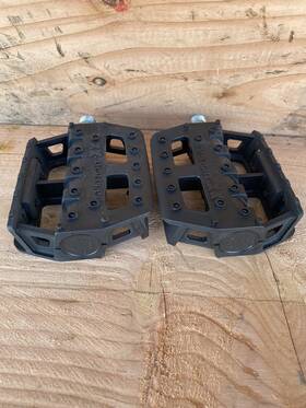Mks 560369002399 Grafight-xx Pedals 9/16 Inch Concave Fiberglass/composite Body Molded Pins Black