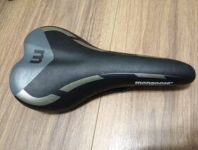 45556 Mongoose S23a Anatomical Relief Saddle Black Cover Sports Bike
