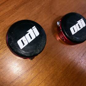 F72ppb Odi Bmx Mtb Bicycle Handlebar Plugs Pair - Black Red Anodized Locks Troy Lee