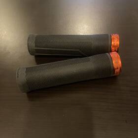948-00-002-05 Raceface Chester Grips - Lock-on Black/orange 34mm