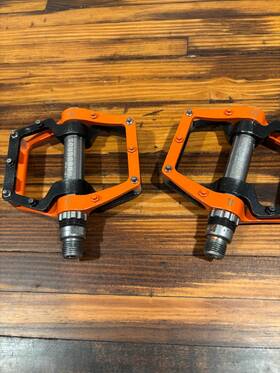 Sg-22 Scudgood Sg 181 Bmx Mtb Bike Pedals Aluminum Black And Orange 9/16 Inch