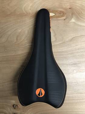 01552 Sdg Radar Mtn Saddle Crmo Rails - Orange/black