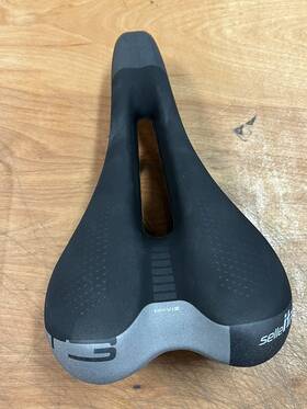 021o701mec001 Selle Italia St 3 Superflow Saddle - Black 160mm Width Chromoly Rails