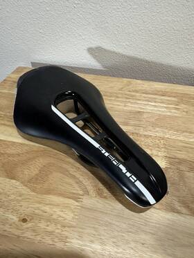 Pd005863 Shimano Pro Stealth Saddle 7mm Stainless Rail Eva Padding Carbon Shell 142mm