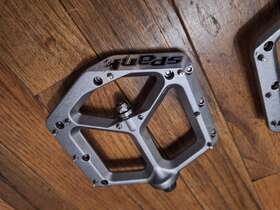 4p-003-201-0003-am Spank Spike Mtn Bike Platform Pedals 9/16 Inch Aluminum With 20 Replaceable Pins Silver