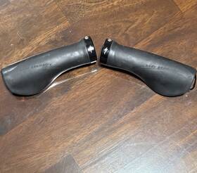 Specialized 888818024308 2019 Turbo Como 4.0 22.2 Mm Grips With Hardware Right End Insert Torn