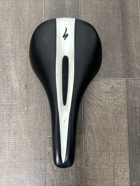 Vl-2301 Specialized - Phenom Saddle Black/whi Hollow Cr-mo Rails 143 Mm