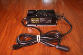 21700-yq2a-1000 Surron Genuine Oem Sur-ron Lithium Ion 10 Amp Battery Charger Black