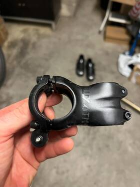 00.6518.045.001 Truvativ Atmos 7k Stem 50mm 31.8mm Clamp /-6 Deg 1 1/8 Inch Alloy Blast Black