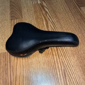 Ut-2785 Vitesse Cn Genuine Hengjiui Bicycle Bike Seat Replacement Part 10.5 Inch X7 Black