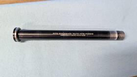 Wolf Tooth Components 812719026550 Front Thru Axle - Rockshox 15 X 110mm Black Boost